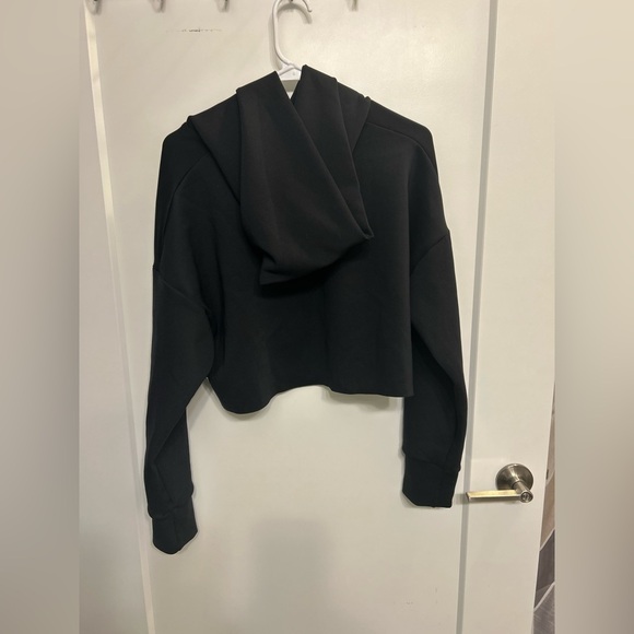 Jolyn Clothing Tops - Like New Jolyn x Tiarah Black Cropped Sweatshirt